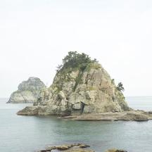 an island in the middle of the water