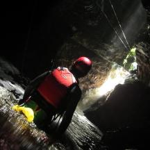 una persona està dreta en una cova fosca