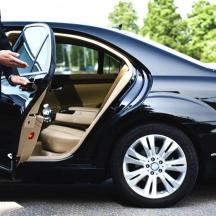 vyras atidarė juodo automobilio dureles