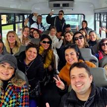 група хора, седнали в автобус