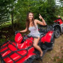 eine Frau sitzt auf einem Quad
