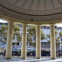 Un gran edificio con columnas en una ciudad.