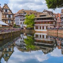 une vue d'une rivière dans une ville avec des bâtiments