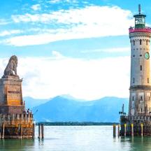 ein Leuchtturm und eine Statue im Wasser