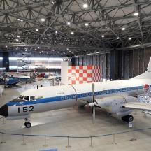 ein kleines Flugzeug ist in einem Hangar ausgestellt