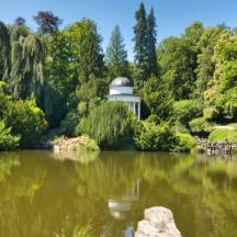 un edificio in mezzo a uno specchio d'acqua