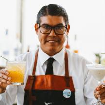un home que sosté una beguda i un martini
