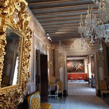 un corridoio con uno specchio e una sala da pranzo