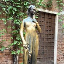 una estàtua d'una dona dempeus davant d'un edifici