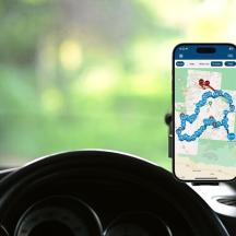 telefon bimbit yang terletak di atas stereng