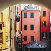 una vista d'un arc en una ciutat amb edificis