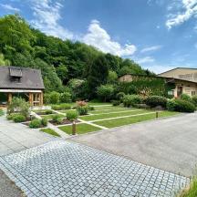 ein Haus mit Garten und Auffahrt