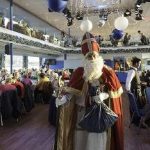 eine Menschenmenge sitzt in einem Festsaal