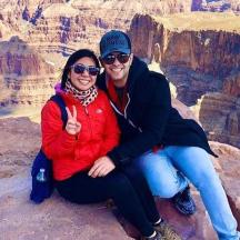 Muž a žena pózují pro fotografii u Grand Canyonu