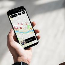 una persona che tiene in mano un telefono cellulare