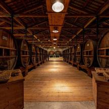 una fila di botti di vino in una cantina