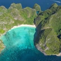 eine Luftaufnahme einer kleinen Insel im Ozean