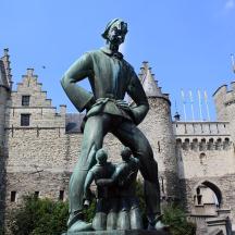 en statue foran et slot