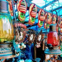 una exhibició de làmpades de vidre de colors en una botiga