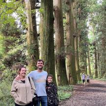 drei Personen stehen auf einem Weg in einem Wald