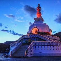 một tòa nhà lớn có một tòa tháp ở trên đỉnh