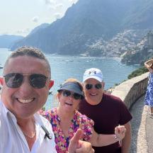 un gruppo di persone in posa per una foto su una montagna