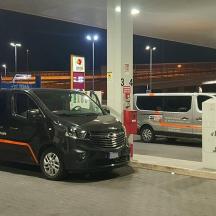 en sort varevogn parkeret ved en tankstation om natten