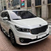ein weißes Auto, das am Straßenrand geparkt ist