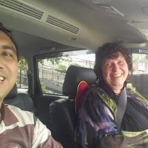 een man en een vrouw zitten in een auto