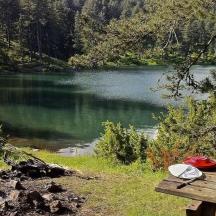 Una mesa de picnic junto a un lago