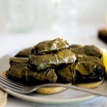 un plat de menjar sobre una taula amb una forquilla