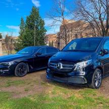zwei Autos nebeneinander auf einem Feld geparkt