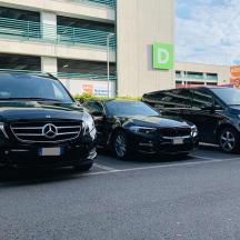 trzy samochody zaparkowane na parkingu przed budynkiem