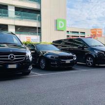 drie auto's geparkeerd op een parkeerplaats voor een gebouw