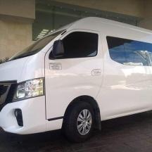 sebuah van putih diletakkan di hadapan sebuah bangunan
