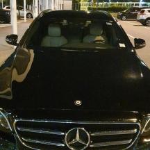 Auto Acedes Benz zaparkované na parkovisku s dvoma ľuďmi