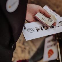 ชายคนหนึ่งกำลังถือกล่องที่มีรูปภาพอยู่