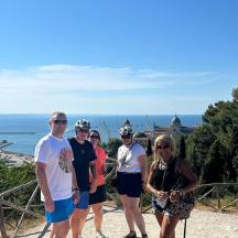 un grup de persones posant per a una foto a la muntanya