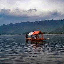 ein kleines Boot mit einem Baldachin auf dem Wasser