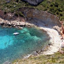 vista aèria d'una platja amb un vaixell a l'aigua