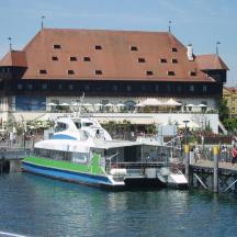ein Boot, das an einem Pier vor einem Gebäude angedockt ist