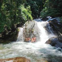 dues persones dempeus davant d'una cascada
