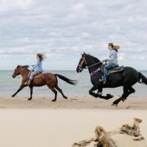 zwei Frauen reiten am Strand