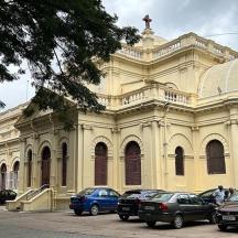 a large building with cars parked in front of it