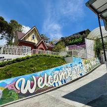 một bức tường có hình vẽ bậy bên cạnh một tòa nhà