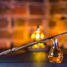 une bouteille d'huile posée sur une table