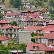 un grupo de casas con techos rojos en una colina