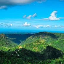 ein Blick auf einen Berg mit dem Meer im Hintergrund