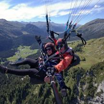 dues persones volen per l'aire en paracaigudes