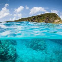 ein Blick auf eine Insel unter Wasser